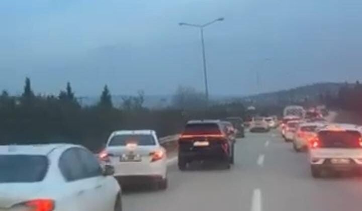 Bursa’da yoğun trafikte, fermuar sistemi takdir topladı