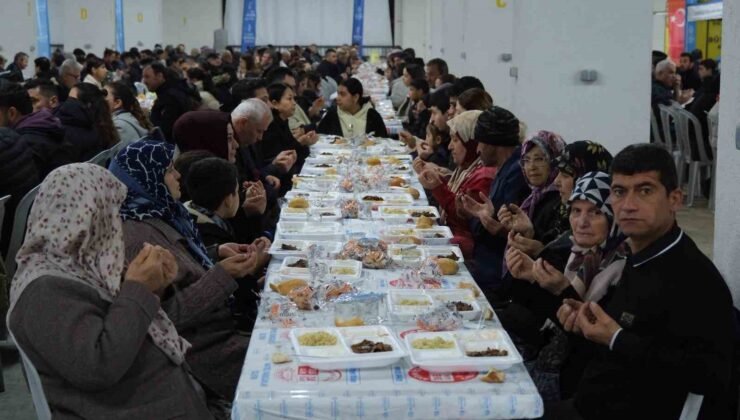 Büyükşehir’in iftar sofrasında oruçlar dualarla açıldı