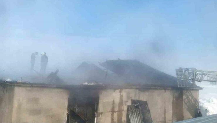 Çaldıran’da ev yangını