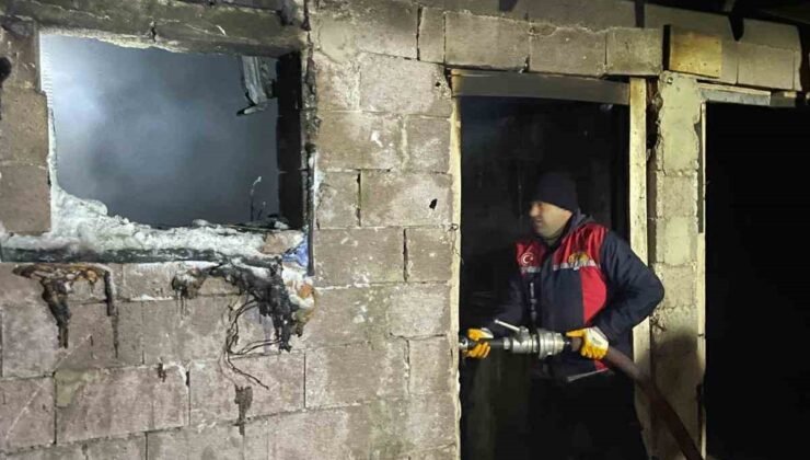 Çaldıran’da odunluk yangını