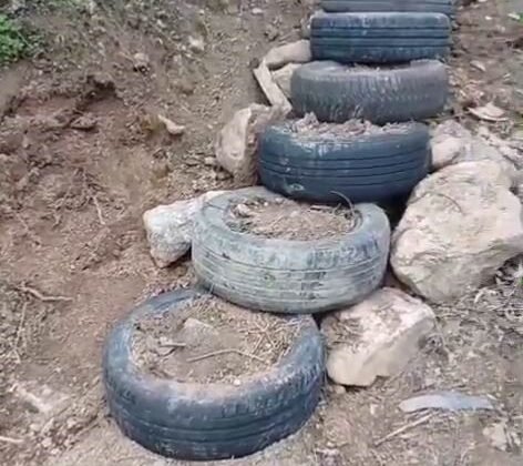 Camiye ulaşmak için araba lastiğinden merdiven yaptılar