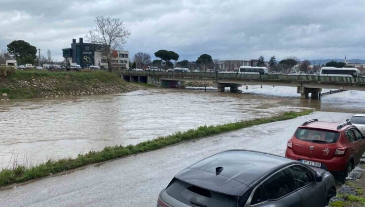 Çanakkale’de Kocabaş Çayı yoğuş yağış nedeniyle taştı