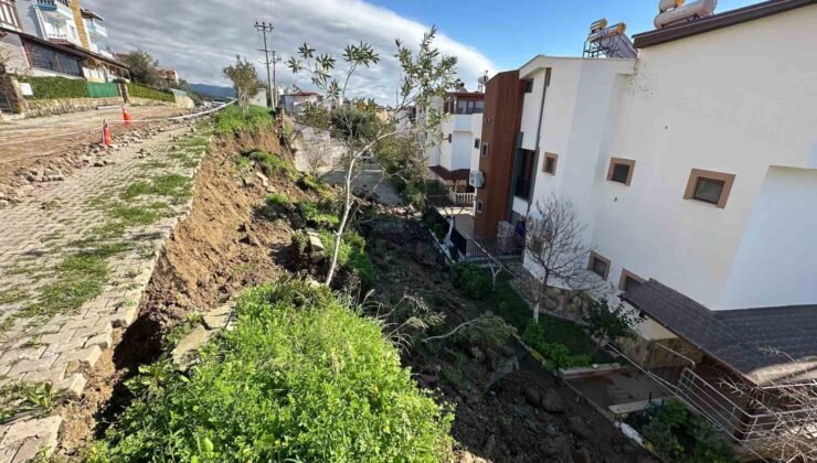 Çanakkale’de yağışlar sebebiyle bir sitenin istinat duvarı çöktü