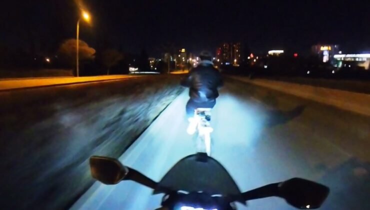 Çarpmaktan son anda kurtulduğu bisikletliye önce tokat attı, sonra yerden kaldırdı