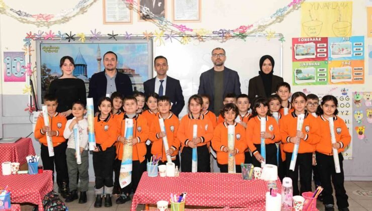 Çatak’ta öğrencilere dünya ve Türkiye haritaları dağıtıldı