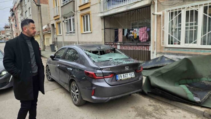 Çatı, lodosla birlikte otomobilin üzerine uçtu