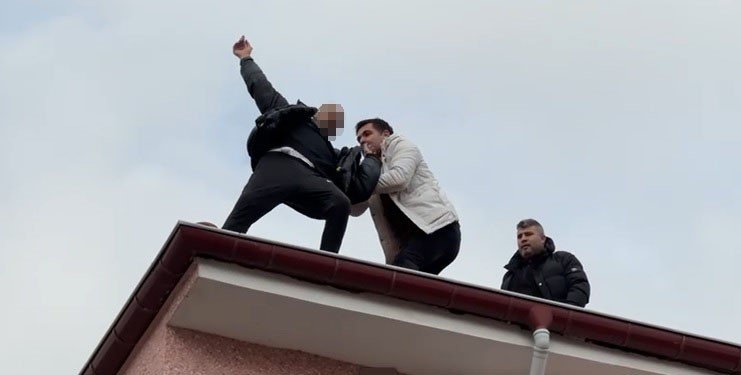 Çatıdan düşmek üzereyken son anda emniyet müdürü kurtardı