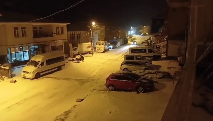 Çelikhan ilçesinde kar yağışı