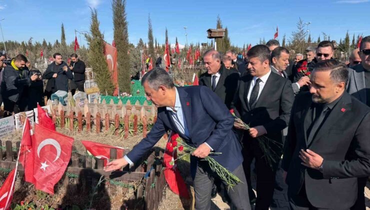 CHP Genel Başkanı Özgür Özel deprem şehitliğini ziyaret etti