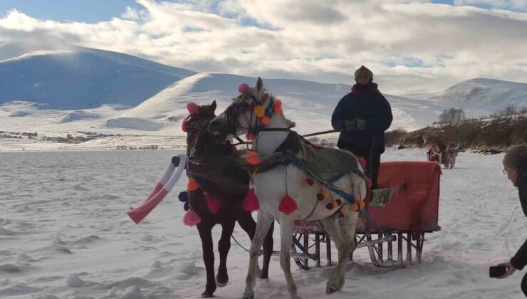 Çıldır Gölü üzerinde atlı gezi ve halay keyfi