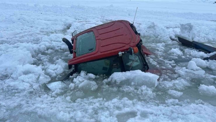 Çıldır Gölü yüzeyindeki buz kırıldı, traktör sulara gömüldü