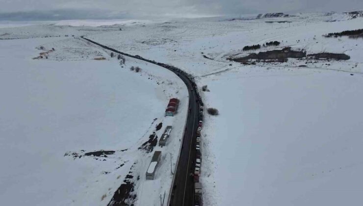 Çıldır Gölü’nde adım atacak yer kalmadı