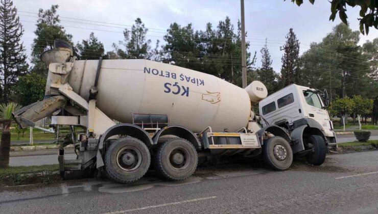 Çukura düşen beton mikseri devrilmeye ramak kala durdu