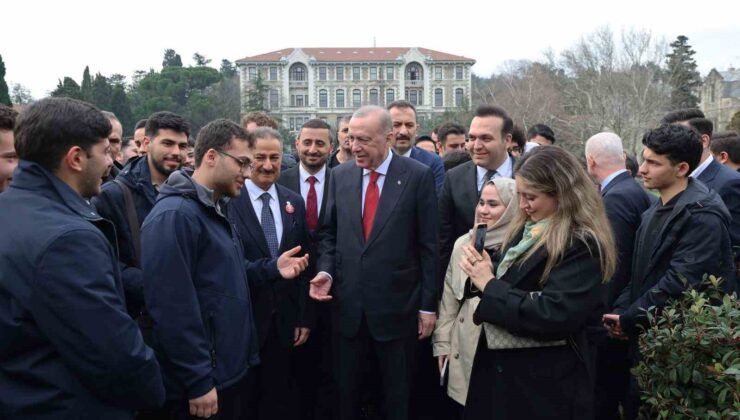 Cumhurbaşkanı Erdoğan, Boğaziçi Üniversiteli öğrencilerle kampüste yürüdü