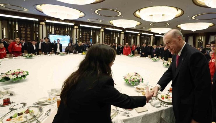 Cumhurbaşkanı Erdoğan: “Eski Türkiye’nin imtiyazlılarının, çatışma ve gerilimden beslenenlerin aranıza nifak sokmasına müsaade etmeyin”