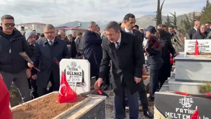 Cumhurbaşkanı Yardımcısı Yılmaz, deprem şehitlerinin mezarını ziyaret etti
