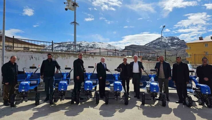 Çüngüş’te üreticilere tarım aletleri dağıtıldı