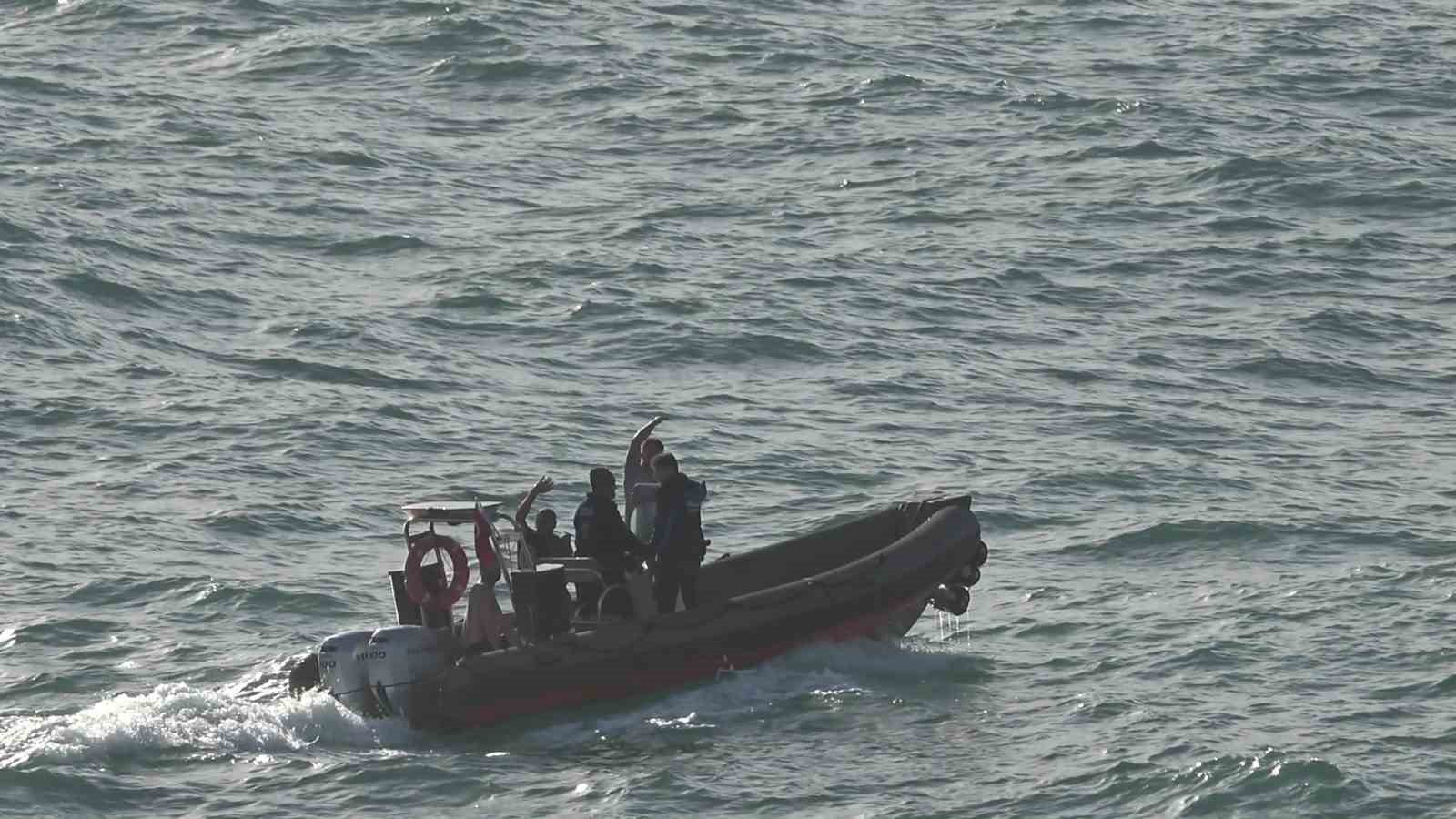 Dalgalarla boğuşan 2 kişiyi deniz polisi kurtardı