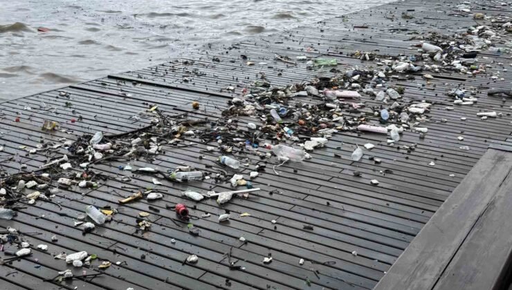 Dalgalarla sürüklenen plastik atıklar sahile vurdu