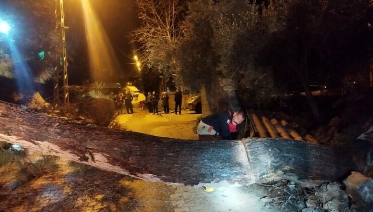 Defne’de devrilen ağaç yolu kapattı