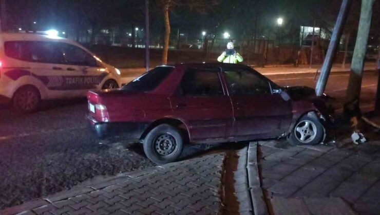 Demir direğe saplandı, hurdaya dönen araç sürücüsü kayıplara karıştı