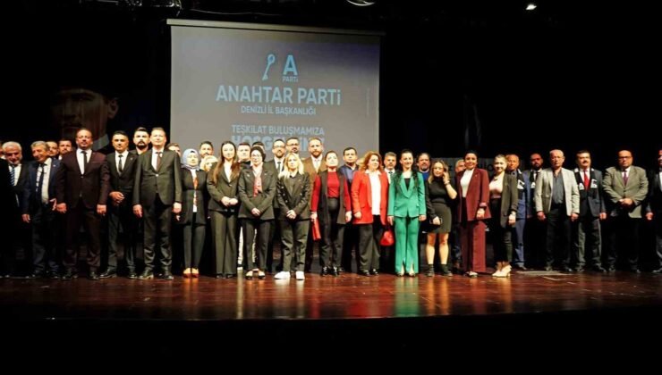 Denizli Anahtar Parti üyeleri düzenlenen törende bir araya geldi
