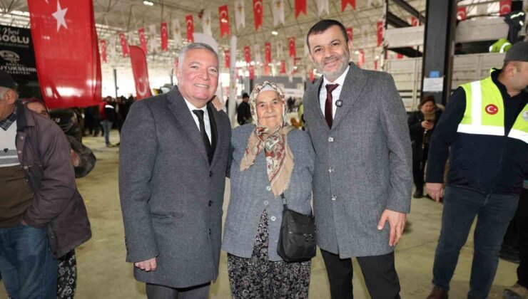 Denizli  Büyükşehir ve Honaz Belediyesi üreticiye destek amacıyla zeytin ve meyve fidanı dağıttı