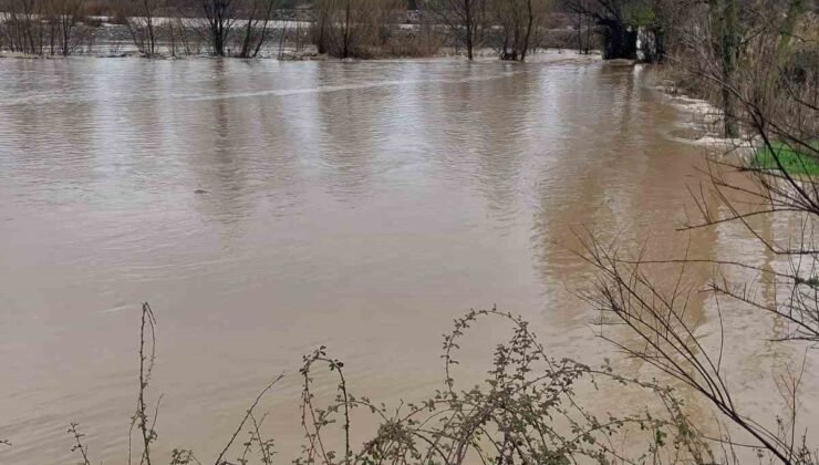 Denizli’de Akçay Deresi taştı, yol trafiğe kapandı