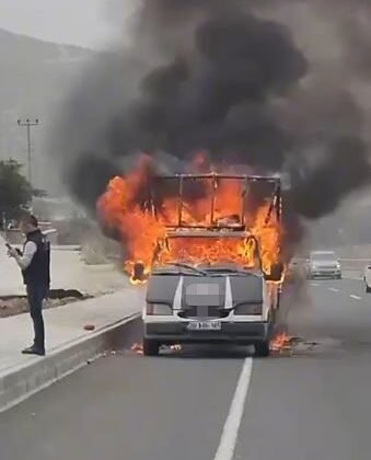 Denizli’de seyir halindeki araç alevlere teslim oldu