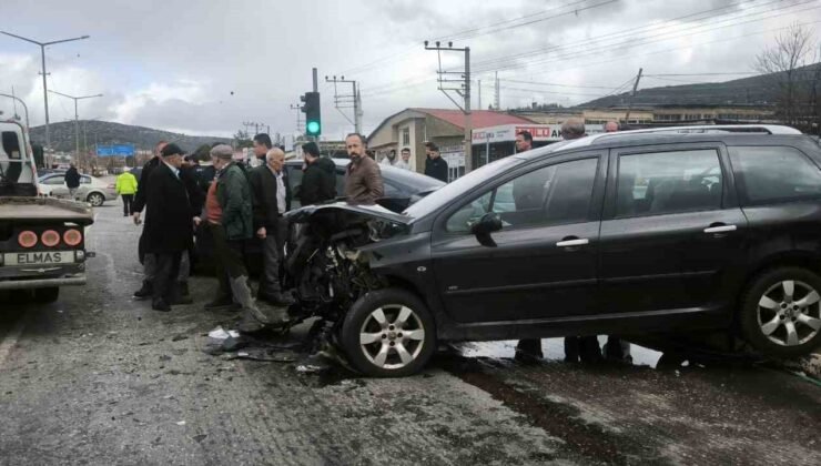 Denizli’de üç aracın karıştığı kazada 1 kişi ağır yaralandı
