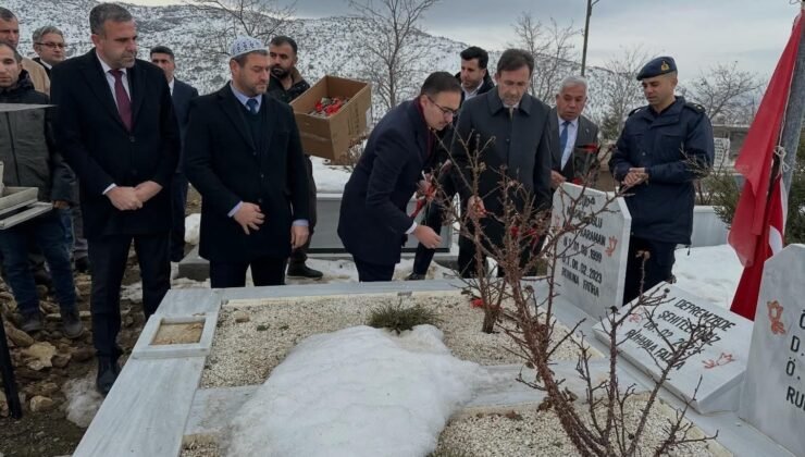 Deprem şehitleri kabirleri başında dualarla anıldı