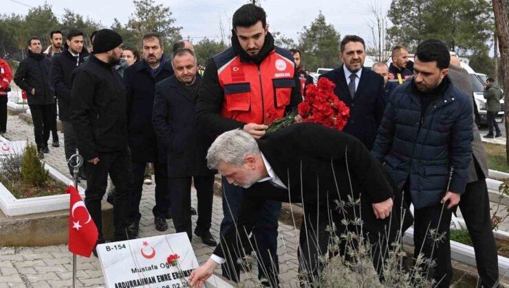 Deprem şehitleri kabri başında dualarla yad edildi