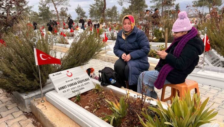 Depremin 3. yıl dönümünde depremzedeler mezarlıkta sabahladı