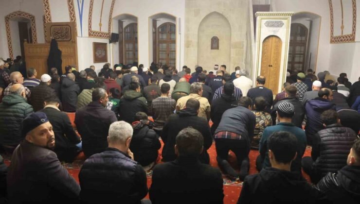 Depremin ardından Habibi Necar Camii’nde ilk teravihi kılındı