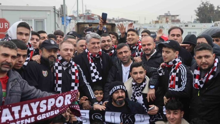 Depremzede çocukların yüzü Beşiktaş’ın hediyeleriyle güldü