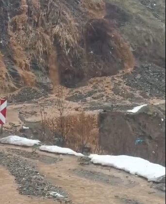 Derecik-Şemdinli kara yolunda heyelan