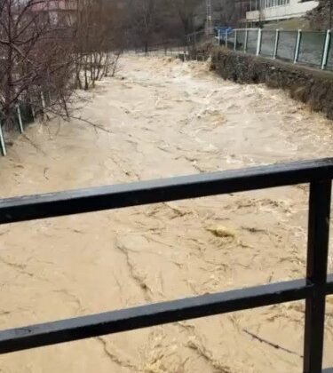 Develi’de aşırı yağış sele neden oldu, bazı ev ve ahırları su bastı