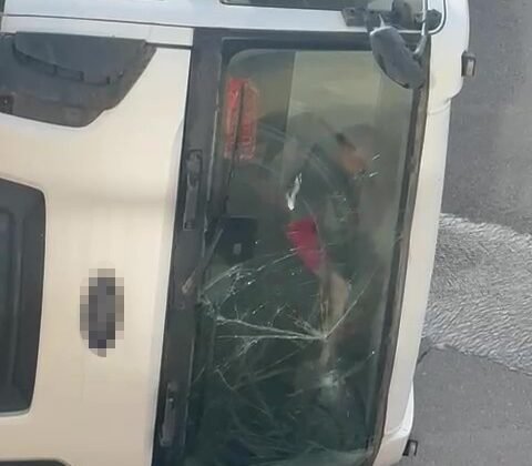 Devrilen beton mikserinin içinde mahsur kalan sürücü balyozla kendini kurtardı