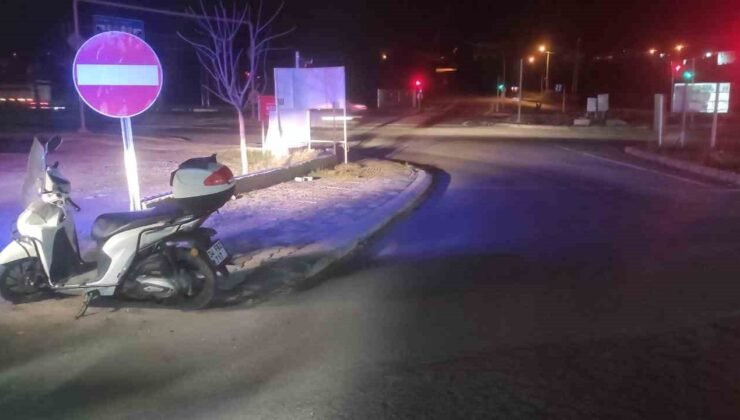 Devrilen motosikletin sürücüsü ambulansta tedavi edildi