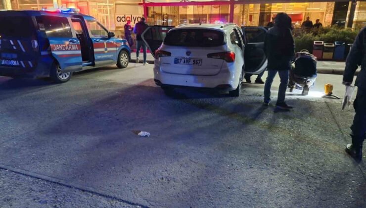 Dinlenme tesisinde 5 gündür park halinde olan otomobilden ceset çıktı