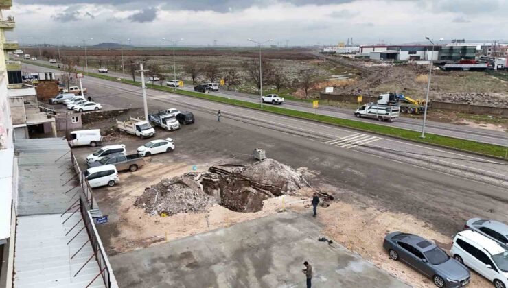 Diyarbakır’da ana yol kenarında zamanla oluşan dev çukur dronla görüntülendi