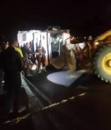Diyarbakır’da buğday yüklü tır devrildi, yol saatlerce kapalı kaldı