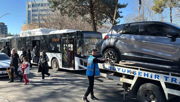 Diyarbakır’da durak önlerine park eden araçlar çekildi