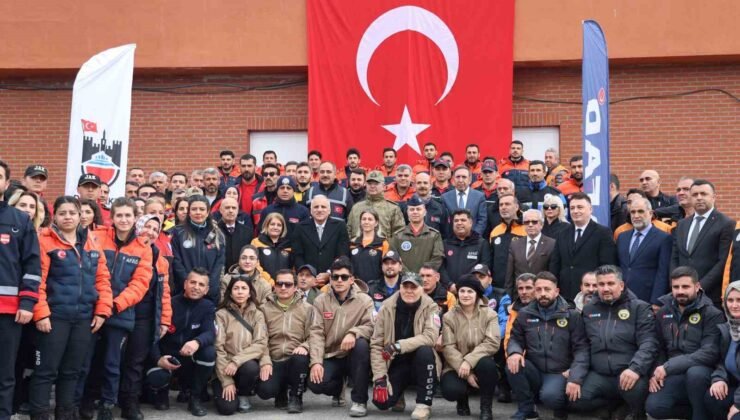 Diyarbakır’da eğitimlerini tamamlayan arama-kurtarma ekiplerine ‘peç’ takıldı