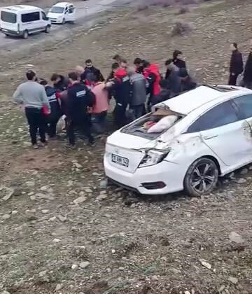 Diyarbakır’da otomobil yoldan çıktı: 1 yaralı