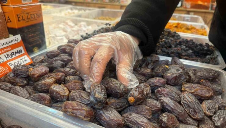 Diyarbakır’da Ramazan ayında ’hurma’ tezgahlarına yoğun ilgi