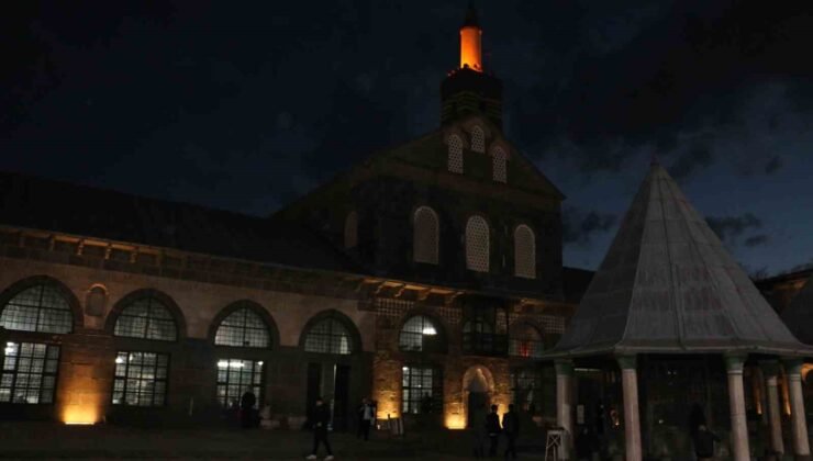 Diyarbakır’da Ramazan ayının ilk teravih namazı kılındı
