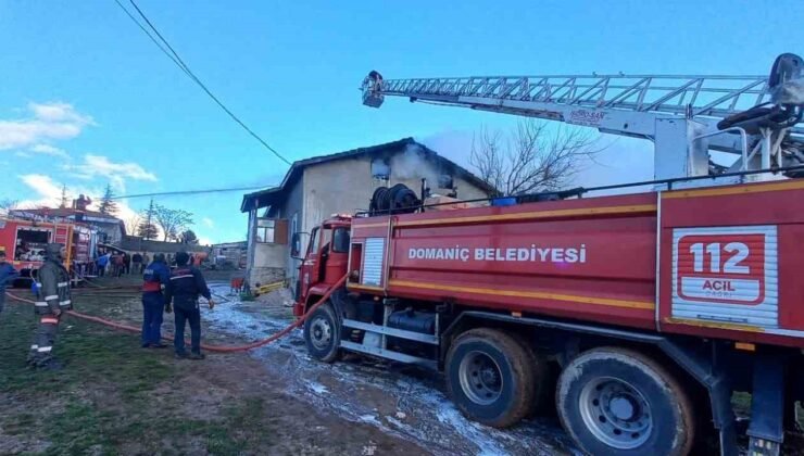Domaniç’te çatı yangını