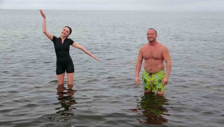 Dondurucu soğukta Van Gölü’nde yüzdüler