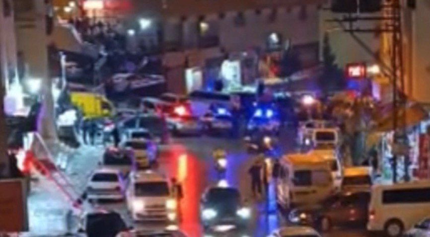 Düğün salonu önünde silahlı saldırıya uğrayan genç ağır yaralandı